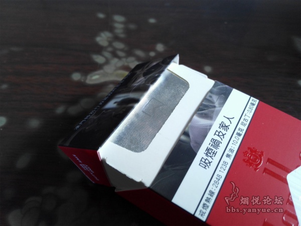 澳门硬盒红色万宝路香烟品鉴：