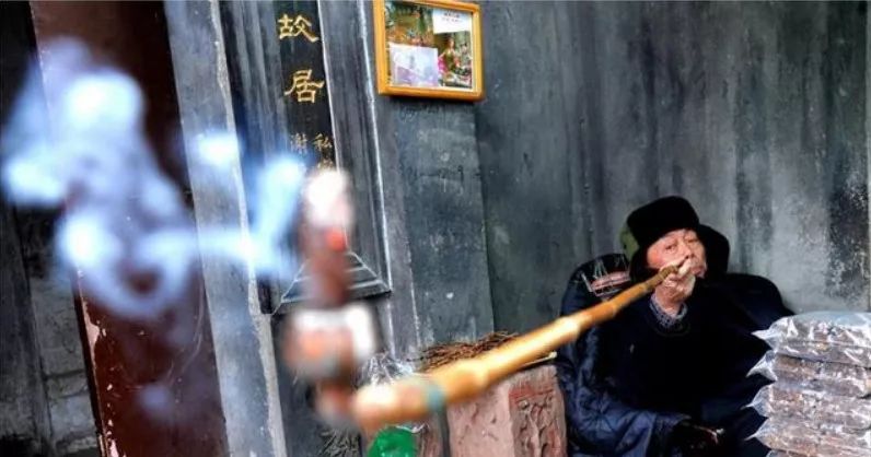 宽窄巷子——世界最长烟杆老人和他的烟杆