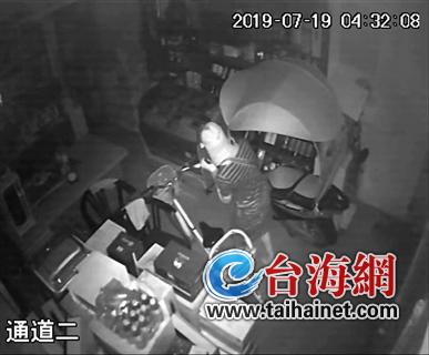 男扮女装，男子凌晨疯狂行窃， 一次盗走50条香烟