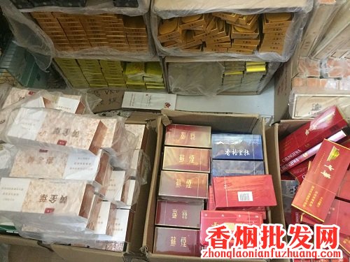 很少有人知道在距离莆田西南方向不到300公里的一个叫云霄的小县城，中国95%的假烟就出产自这里。这一行当能给一个造假团伙带来年入4000万的灰色收入。 相信很多老烟民都抽过一些可能世面上就没见过的香烟品种（排除外国进口香烟）。你不知道这种烟的来路，也许当时有人告诉你这是内部招待专用，市面上根本买不到。何其珍贵！殊不知，它很大可能就是来自福建云霄。对！你想的没错。是假烟。云霄香烟造假的历史有20多年之久，最疯狂的时候甚至出现了全民造烟的盛况。 相比莆田假鞋基地的神话，云霄香烟在造假上可谓敬业精神十足。大家都知道香烟是国家管制类商品。从生产制作到销售渠道都由国家烟草局（即中烟公司）统一监管调配。这也一定程度上造成了制造并销售假烟定会带来爆炸的利润。而利益可以让造假者们绞尽脑汁不顾一切的铤而走险。从一开始的家庭式作坊造假，到后来深山老林隐藏造假。在遭到国家相关部门突击围剿后，更有甚者想出大型集装箱货车移动造假的妙招。造假车前面相隔数里多辆私家车望风放哨，遇到突击检查便通知后车躲避。 云霄之所以对香烟造假情有独钟是因为云霄假烟早年并不是假烟。 1952年创办的云霄卷烟厂，是福建三家计划内的烟厂之一，1990年还被评为中国500家最大工业企业，生产的云福牌香烟，是福建有史以来档次最高的烤烟型香烟。 第九个五年计划期间，国家烟草专卖局要求关闭小烟厂，云霄卷烟厂因此被关闭。全厂工人失业，再创办一家烟厂是不可能的，因为烟草是国家重点管控企业，不可能轻易办厂。于是，工人流落民间，有人为了生计，有人为了牟利，开始制造假烟，成为云霄假烟的始作俑者。 云霄假烟的制造者们可谓业界良心，他们在假烟的制作上下足了功夫。在同一产品不同价位的香烟上他们甚至可以嫁接烟嘴和烟体，以次充好。比如这款黄鹤楼。 还有将低价位的品牌香烟买回装入高价位的礼盒包装，以此来获得几千的利润收入。比如这款大重九。 云霄假烟在造假这条路上走出了自己的风格，甚至创造了自己的品牌。为了迎合年轻人的审美和口味，他们甚至自己制作了一款名为“寂寞”的香烟。而且深得年轻人的喜爱。 不难想象，如果云霄真的是一家正规的烟草公司也许在销售和创新上会碾压现在很多的产品。而且他们为了造假舍得投入。为了生产出最近市面流行的细支香烟，他们甚至从德国非法进口细支香烟的生产设备。使得他们生产线和现行的正规烟草公司处以同一水准。 现如今，云霄在国家部门的整治下已不像往日那般疯狂。但在巨大利益的驱使下会不会出现云霄的继任者，我们不得而知。但我们智慧的祖先就曾说过：天下熙熙,皆为利来 天下攘攘,皆为利往 。